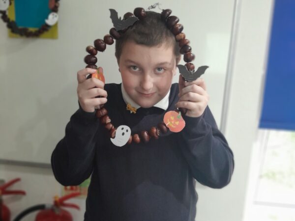 The Sustainability Creative Crafts group at Break Through School ended the term with a wreath-making extravaganza using conkers gathered from local parks. Sustainability Lead Louise Marcus is now preparing the next exciting challenge — transforming a regular tree into a Christmas tree decorated entirely with natural, locally sourced materials.